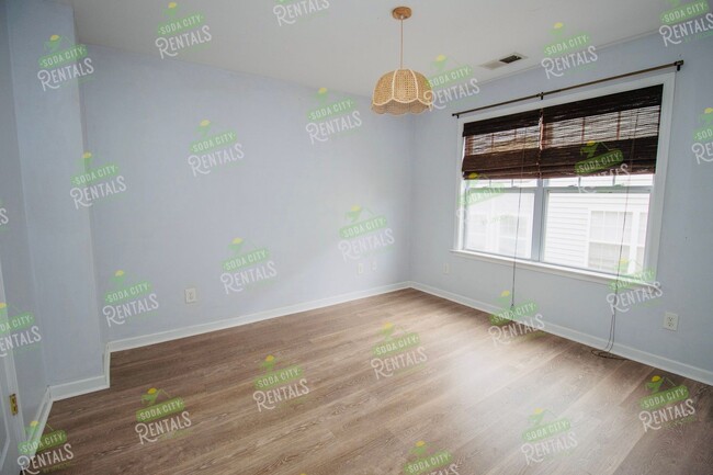 Building Photo - 3 Bedroom, 2.5 Bath in Earlwood - Availabl...