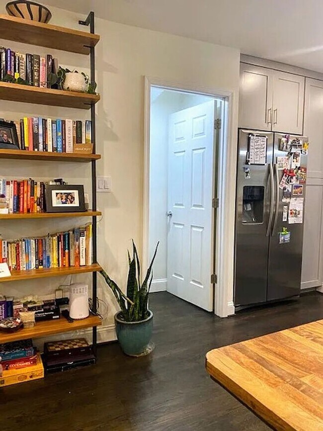 Building Photo - Brentwood Beauty