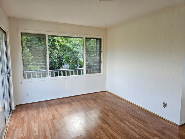 Building Photo - Spacious 3-Beds, 2-Bath Apartment. Back unit