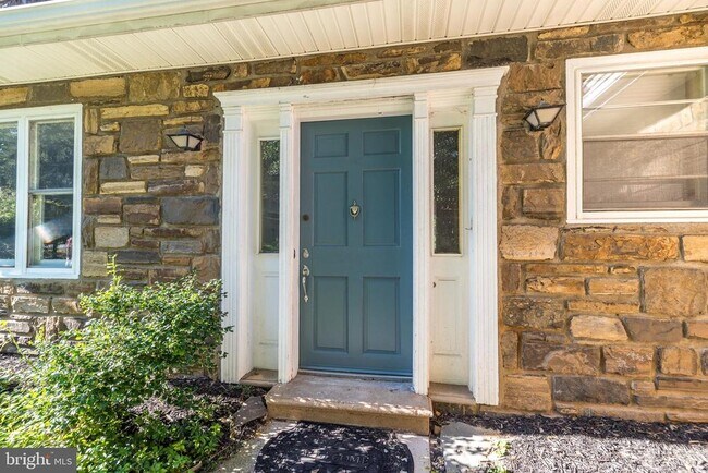 Building Photo - 932 Croton Rd