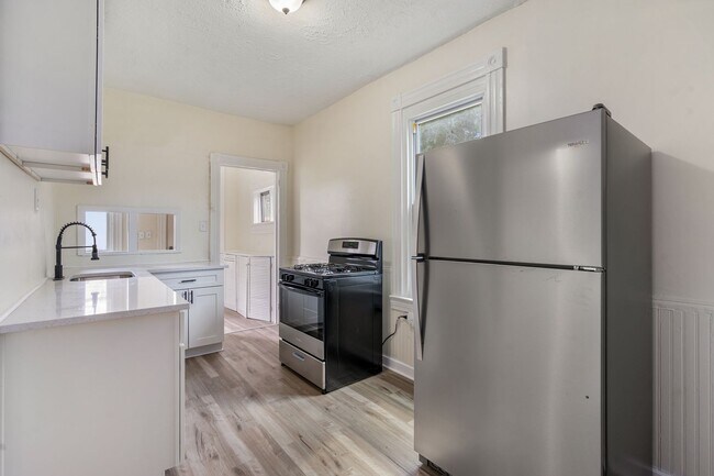 Building Photo - Spacious 4 Bed, 1 Bath Home w/ Bonus Rooms, Off-Street Parking - Available Now in Sheraden!