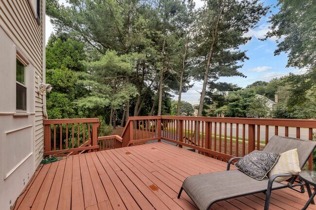 Building Photo - Beautifully Updated End-Unit Townhome in P...