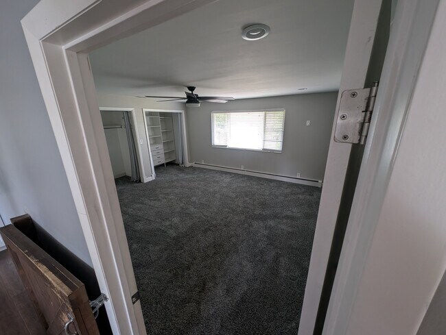 Building Photo - 6358 Mt Vernon Dr