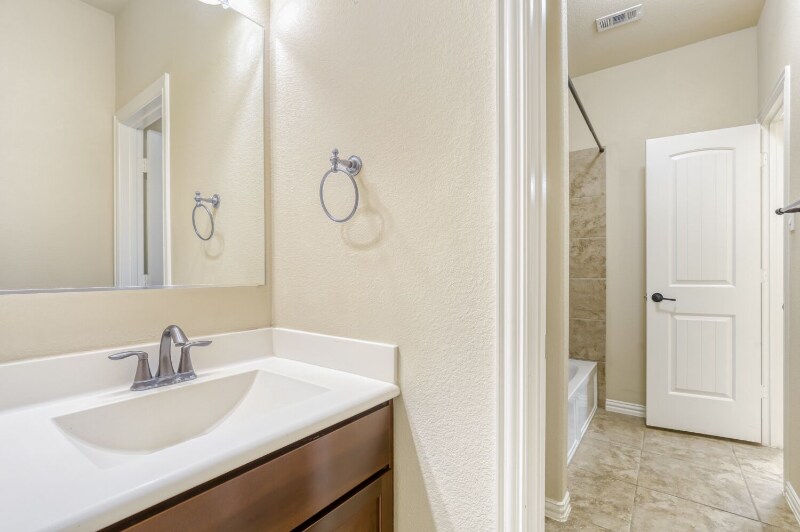 Building Photo - 1921 Autumn Run Ln