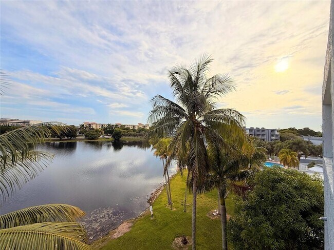 Building Photo - 9357 Fontainebleau Blvd