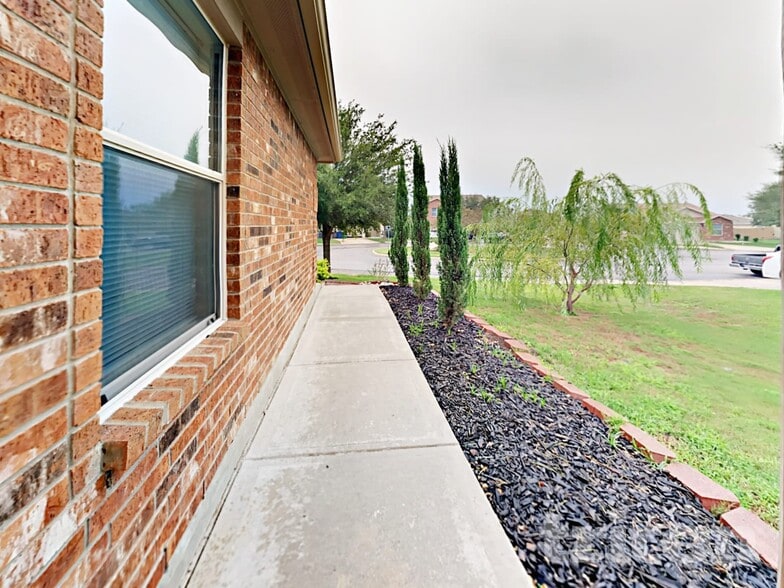 Building Photo - 5002 Braden Gate