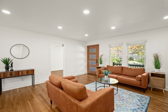 Building Photo - 1207 Romeria Dr