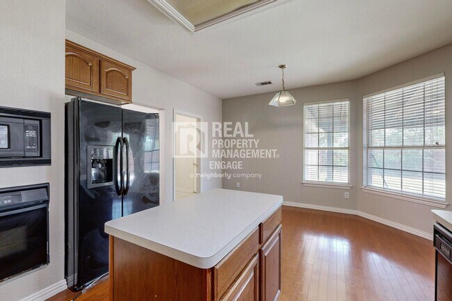 Building Photo - Elegant 5-Bedroom Home for Rent in Prime C...