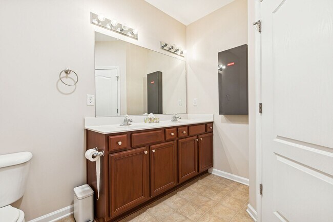 Building Photo - Riverside  Condo-RARE-Ready Now