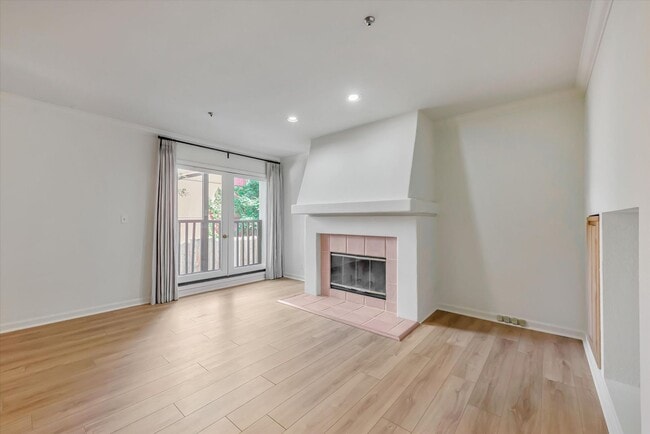 Building Photo - Spacious Townhome in Palo Alto