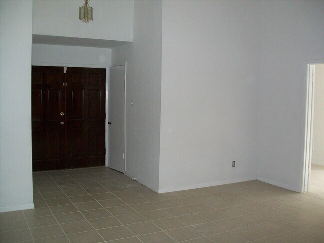 Building Photo - 2526 Valley Forest Dr