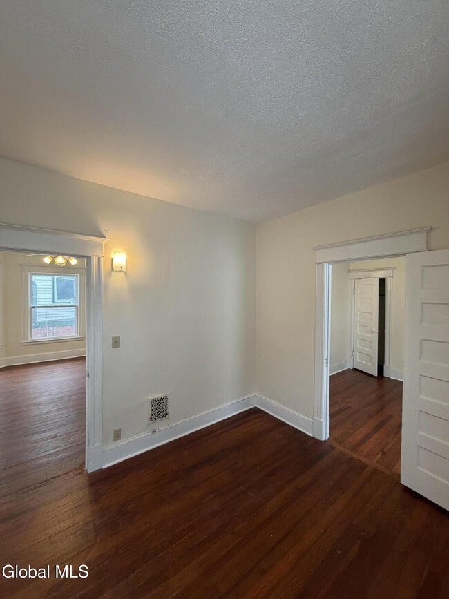 Building Photo - 1111 Parkwood Blvd