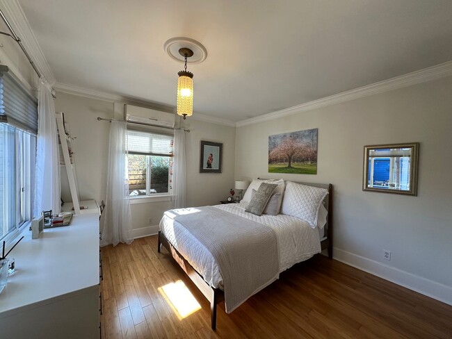 Building Photo - Secluded 2+1 close to Paramount Studios, H...