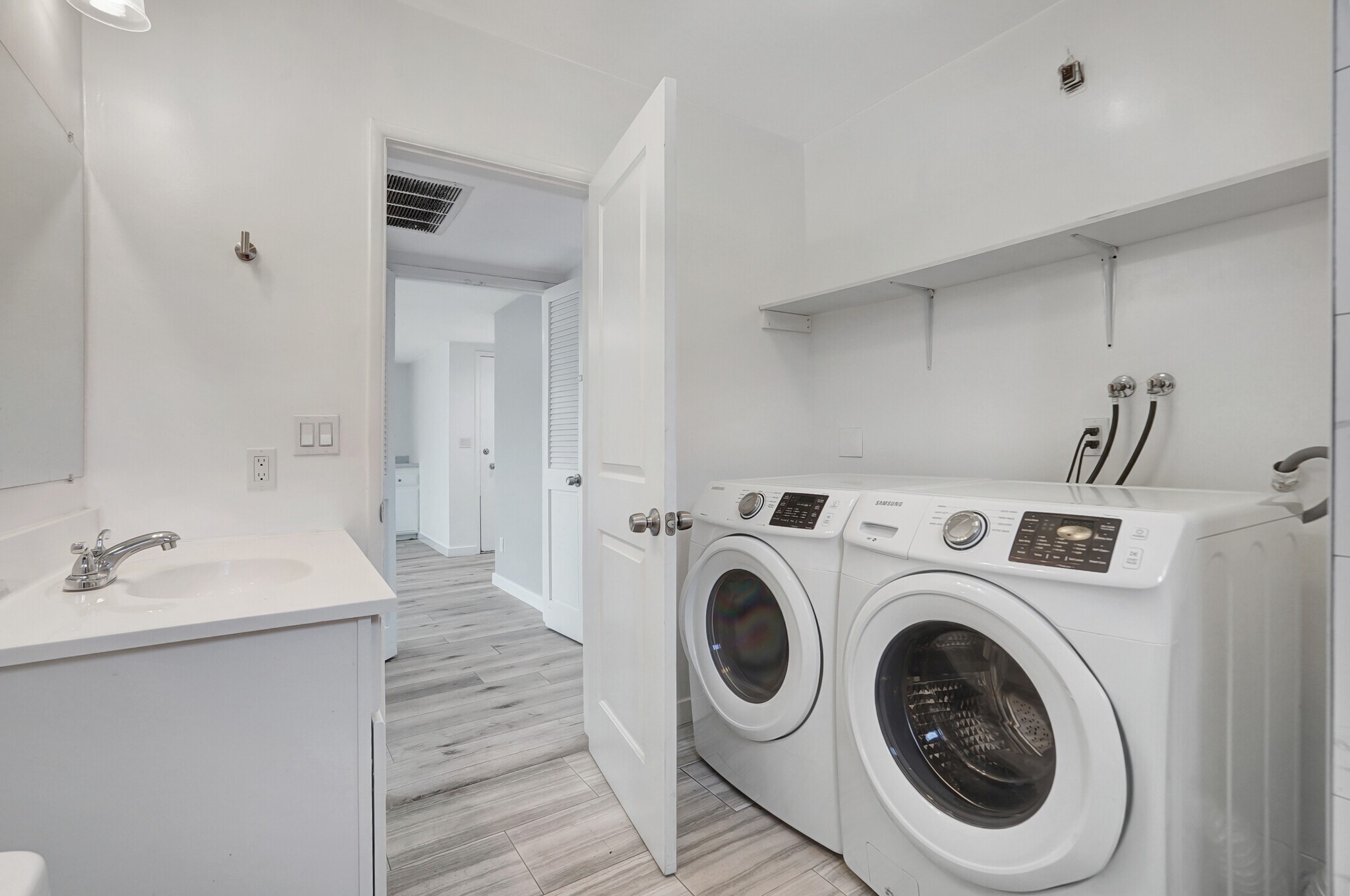 Building Photo - 10823 Camarillo St