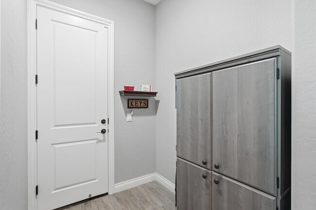 Building Photo - 10702 E Lumiere Ave