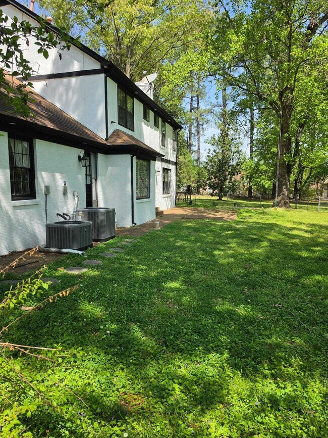 Building Photo - 4580 Shadowlawn Rd