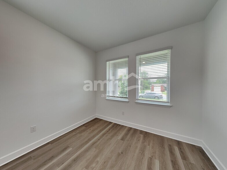 Building Photo - 2907 19th Ave W