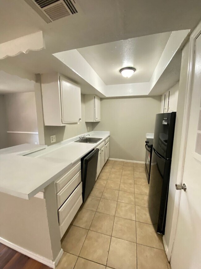 Building Photo - Spacious 1 Bed 1 Bath