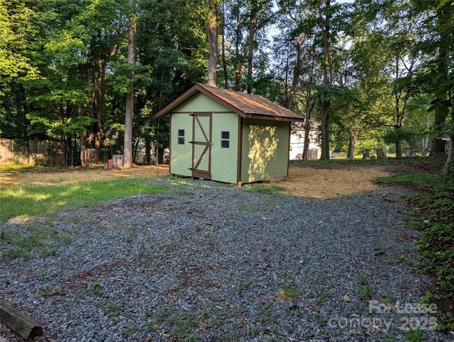 Building Photo - 1301 Sharon Dr