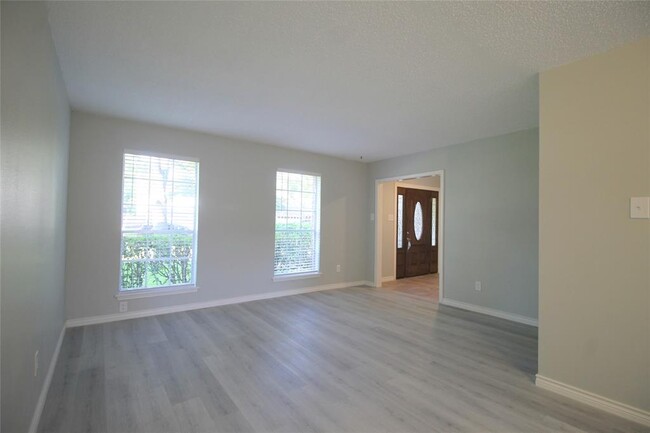 Building Photo - 3323 Hidden Creek Dr