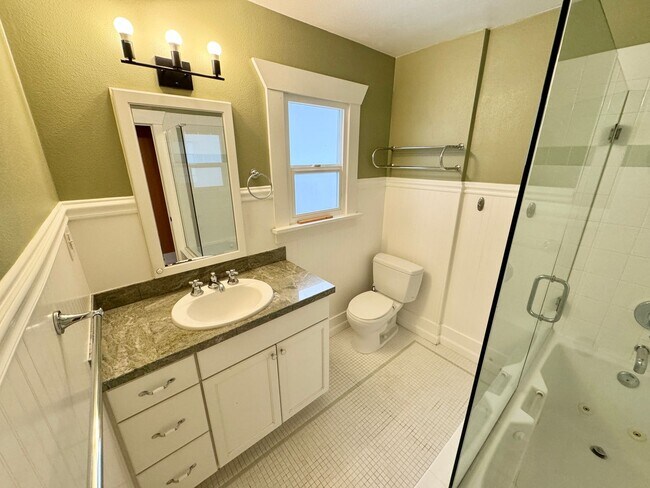 Building Photo - Cozy Ballard Retreat: 2-Bed, 2-Bath Home with Office & Wet Bar