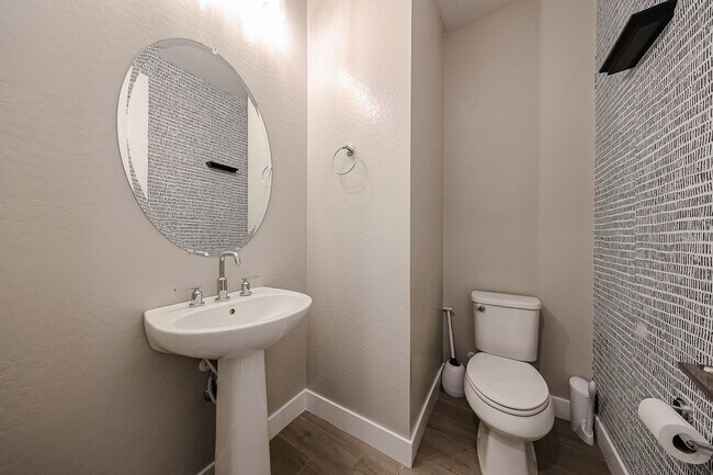 Building Photo - Move In Ready!stunning 3 bedroom, 2.5 bathroom home located in Phoenix!