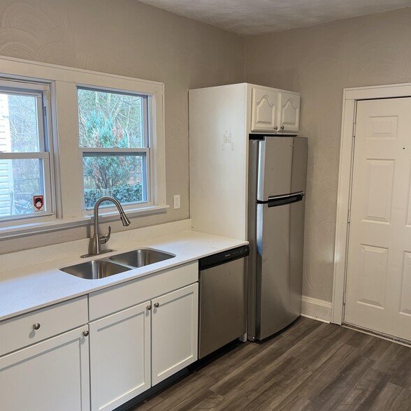 Building Photo - 931 Peerless Ave