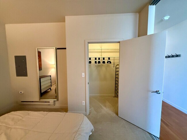 Building Photo - Ruby Condominiums - Eastlake