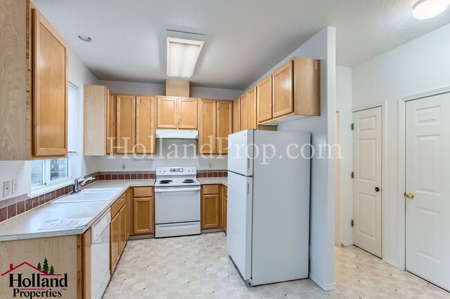 Building Photo - BEST PRICE APPLY NOW!! 3 Bedroom townhouse in quiet area of Beaverton