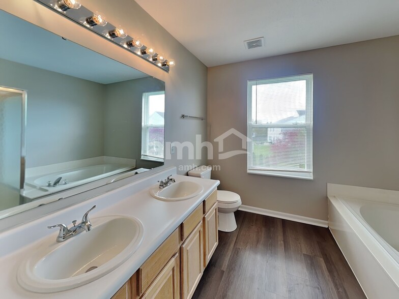 Building Photo - 10765 Standish Pl