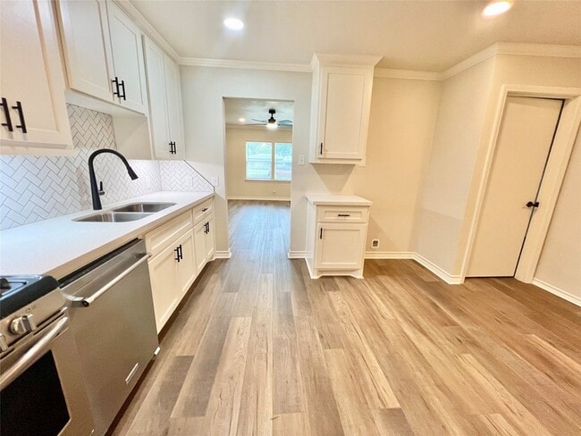 Building Photo - 1010 15th Ave N