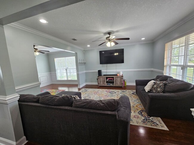 Building Photo - Spacious 5-Bedroom, 3-Bathroom Home for Re...