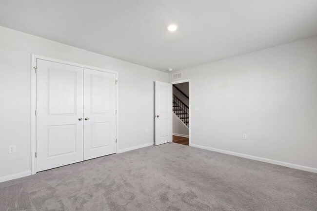 Building Photo - Bright, Spacious & Move-In Ready Townhome ...