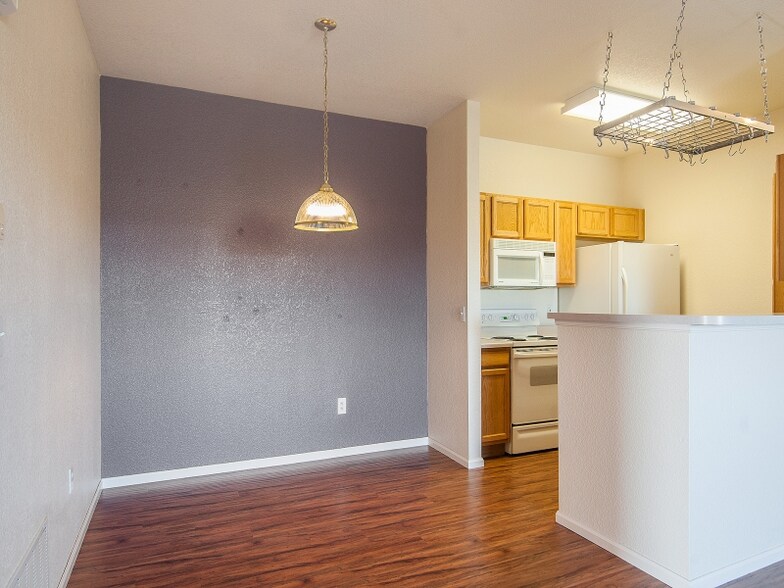 Building Photo - 905 S Zeno Way