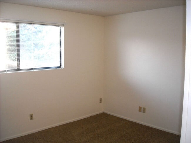 Building Photo - Two Bedroom Townhouse in South Salem