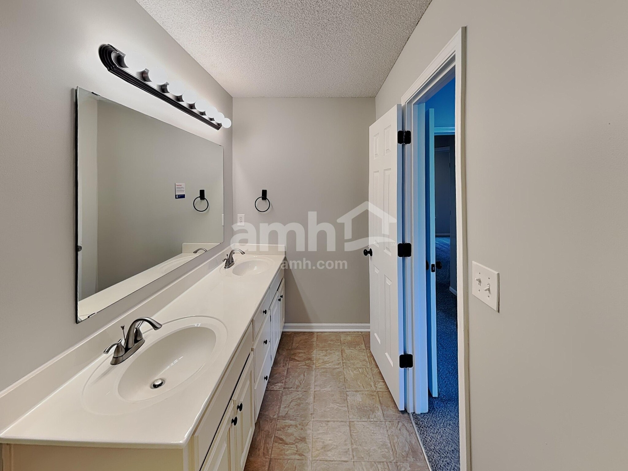 Building Photo - 643 E Apache St