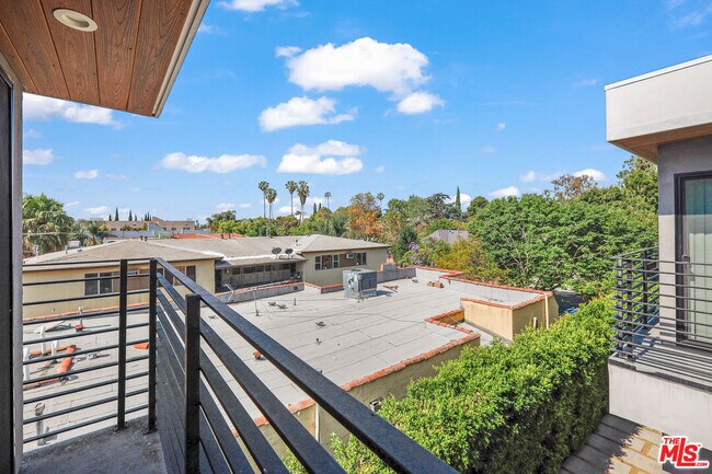 Building Photo - 818 N Hobart Blvd