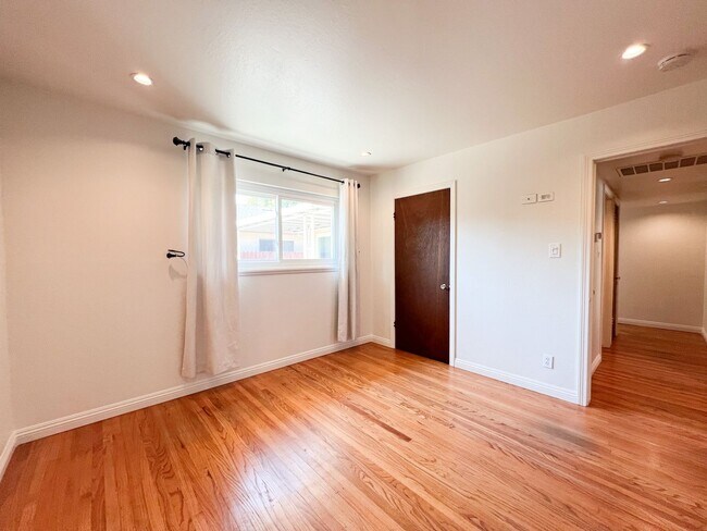 Building Photo - Tahoe Park Gem in Great Location!