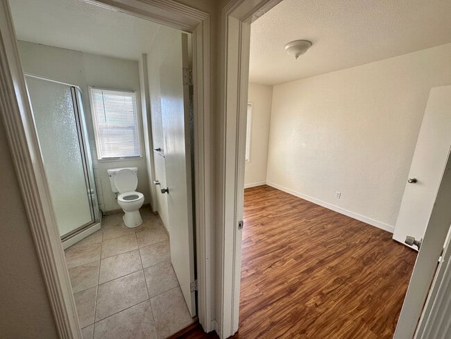 Building Photo - 2 Bed 1 Bath, Large Backyard!