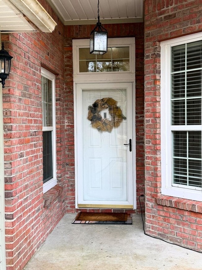 Building Photo - 4/2 with a LARGE fenced in yard!