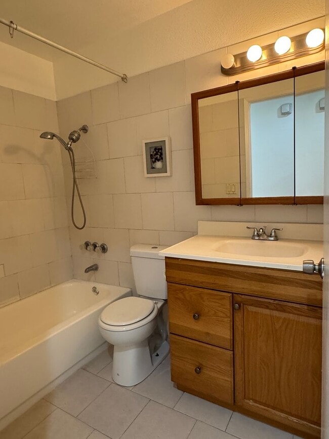 Building Photo - Single story home with low maintenance lan...