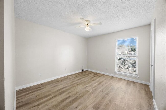 Building Photo - 402 Hillside Dr