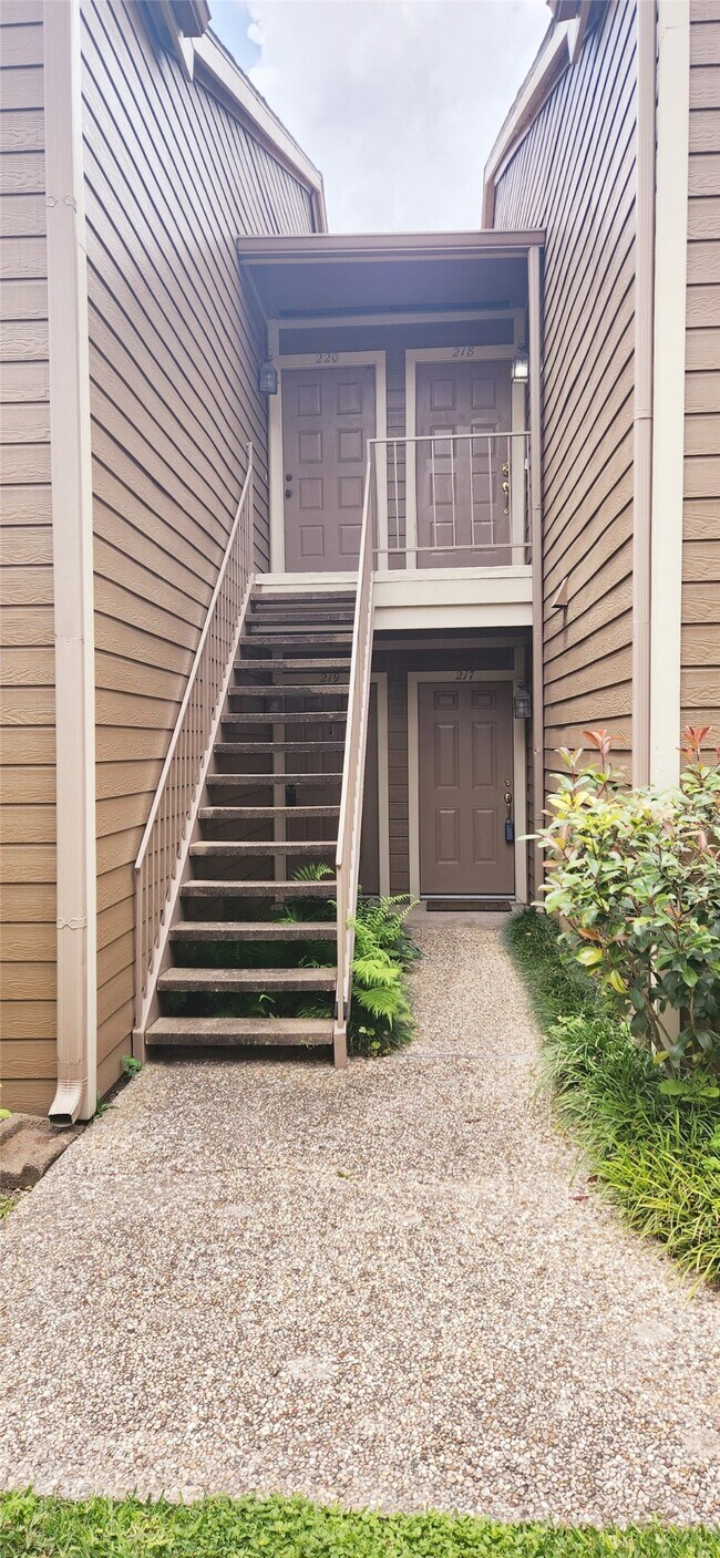 Building Photo - 1860 White Oak Dr