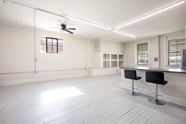 Building Photo - 9 S Main St