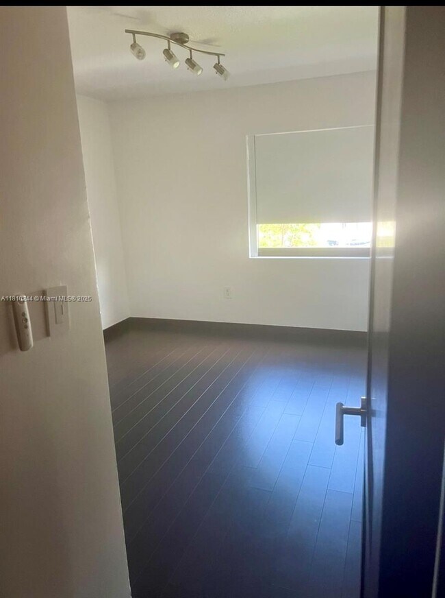 Building Photo - 9435 Fontainebleau Blvd