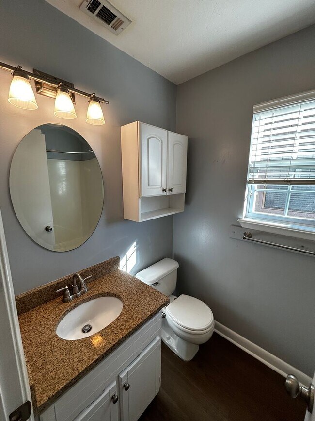 Building Photo - 1005 11th Ct