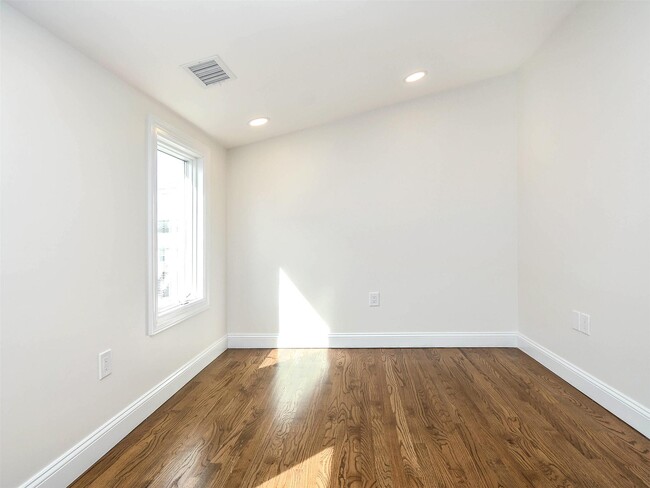 Building Photo - 50 Graywood Rd