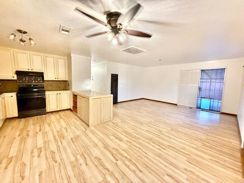 Building Photo - 482 Aztec Ln