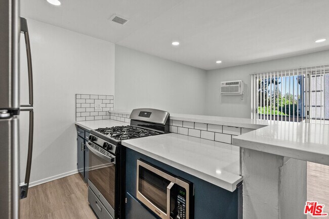 Building Photo - 15286 Sutton St