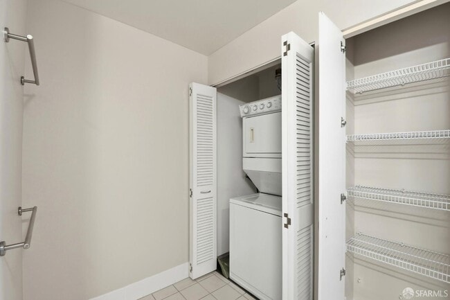 Building Photo - 250 King St